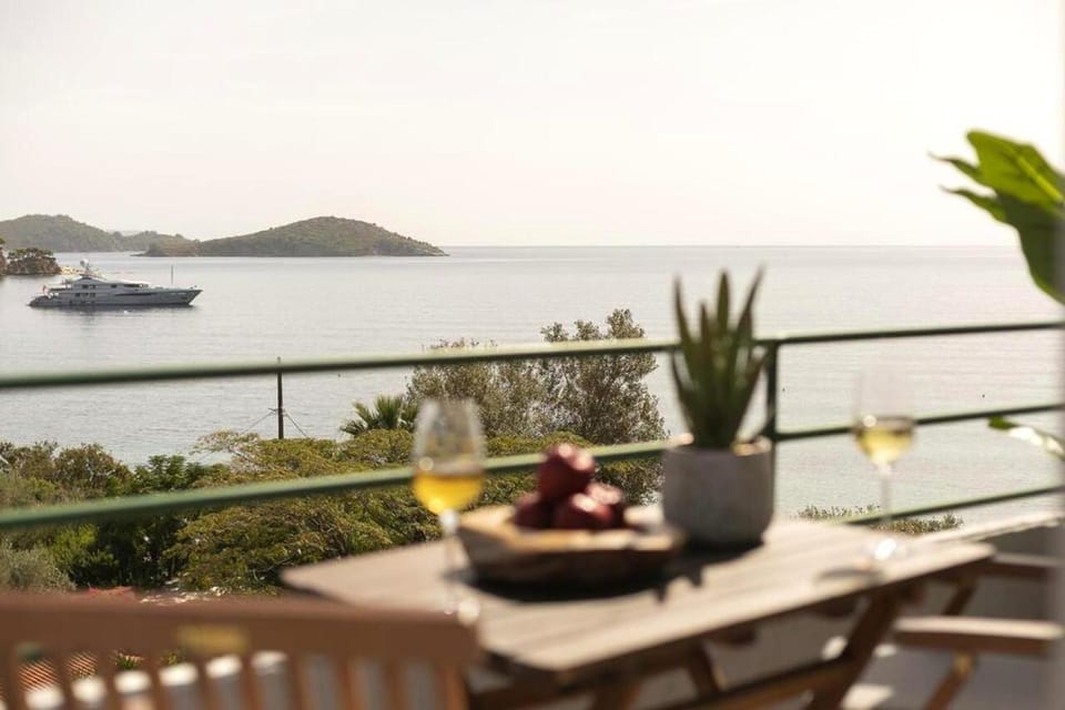 Natural landscape, View (from property/room), Balcony/Terrace, Sea view, Drinks, Alcoholic drinks