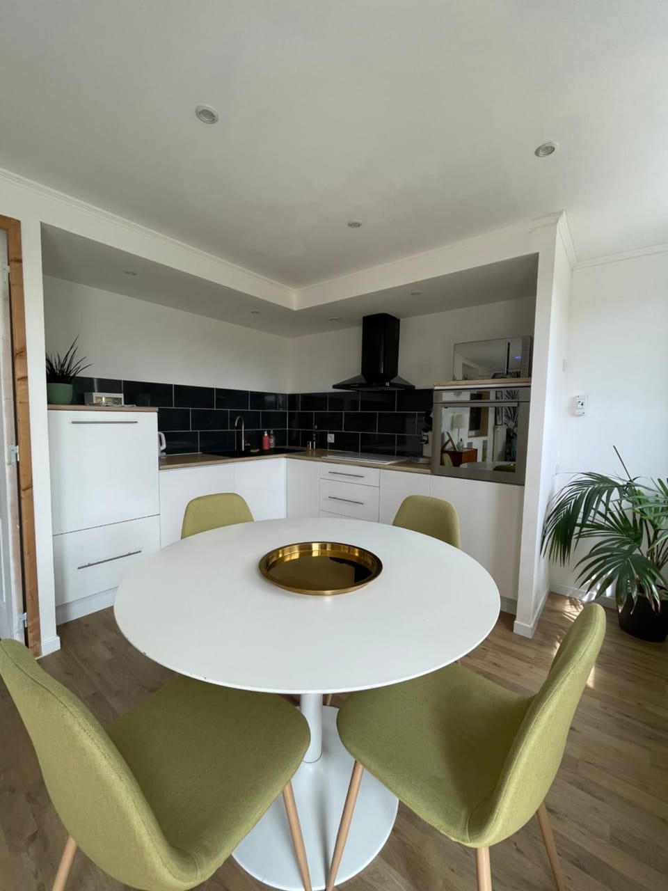 Dining area, minibar