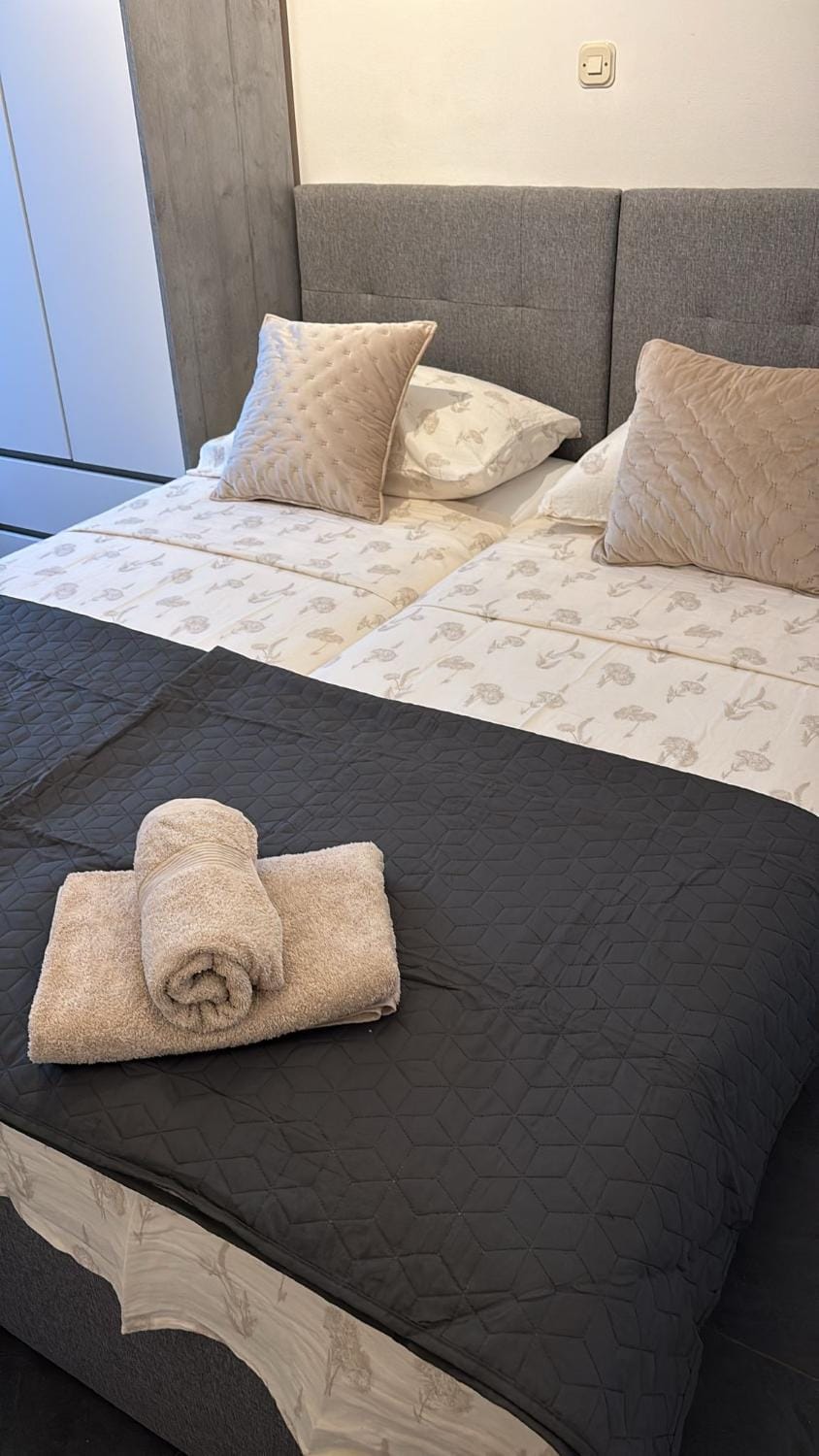 Bed, Bedroom, towels