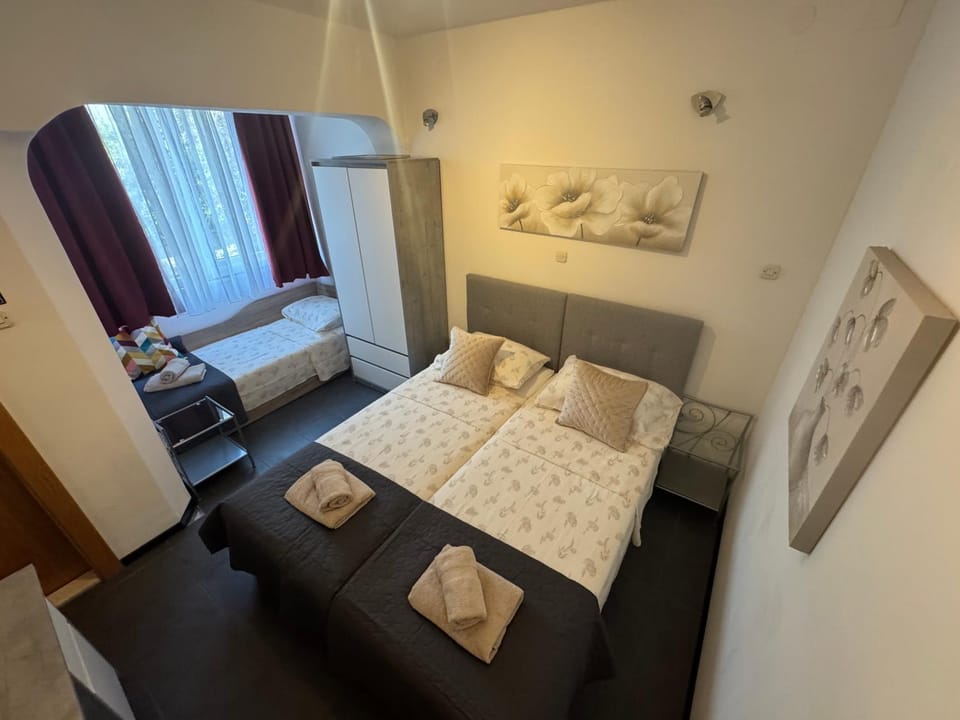Bed, Photo of the whole room, Bedroom, towels