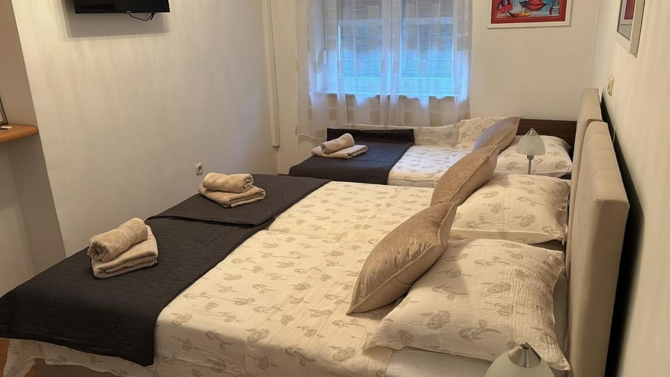 Bed, TV and multimedia, Bedroom, towels