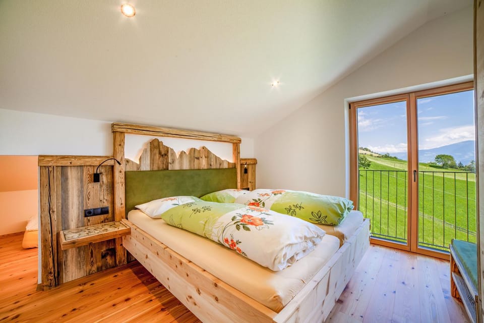 Bed, Natural landscape, Photo of the whole room, Bedroom, Mountain view
