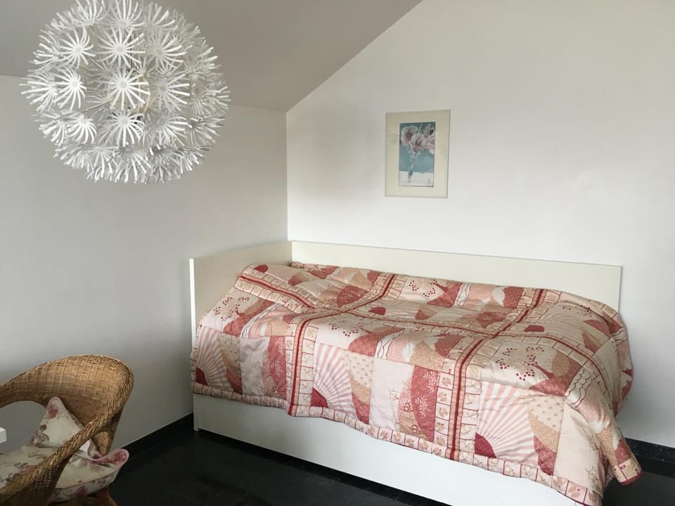 Bed, Living room