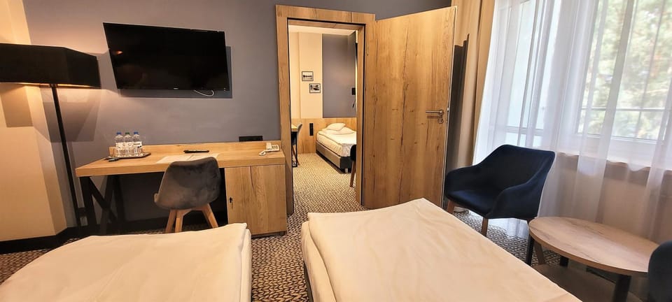 Bed, TV and multimedia, Photo of the whole room, Bedroom, hair dresser