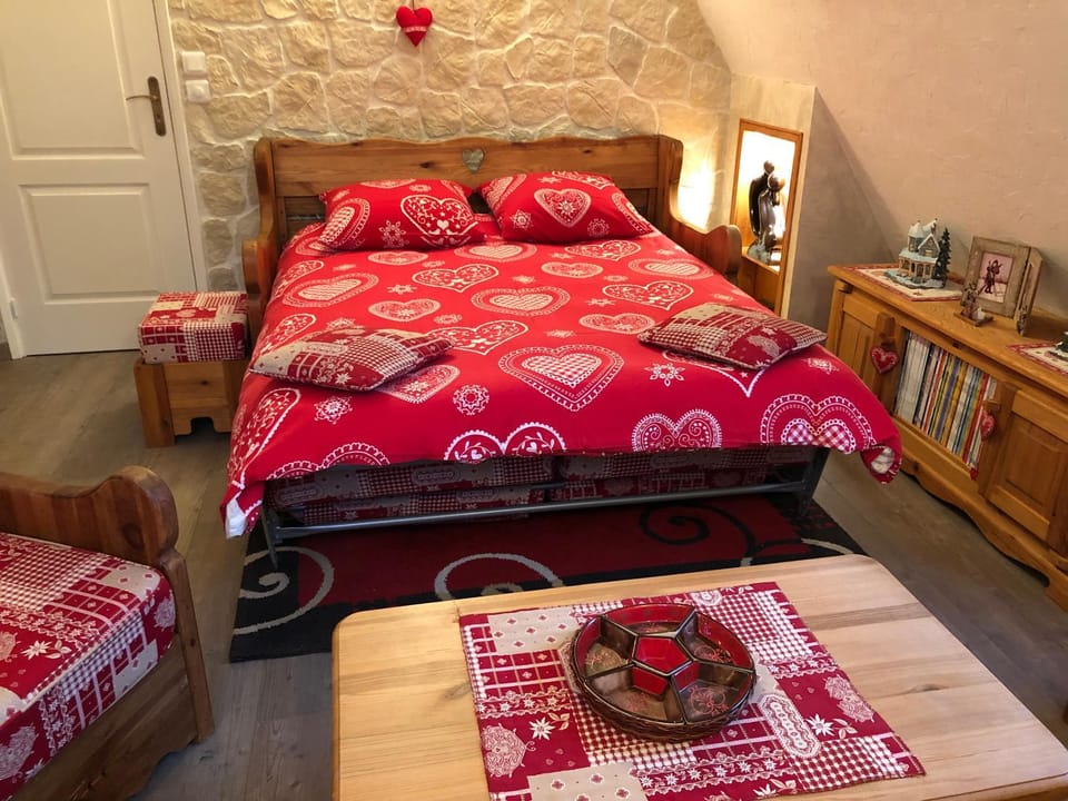 Bed, Living room, Photo of the whole room, Seating area
