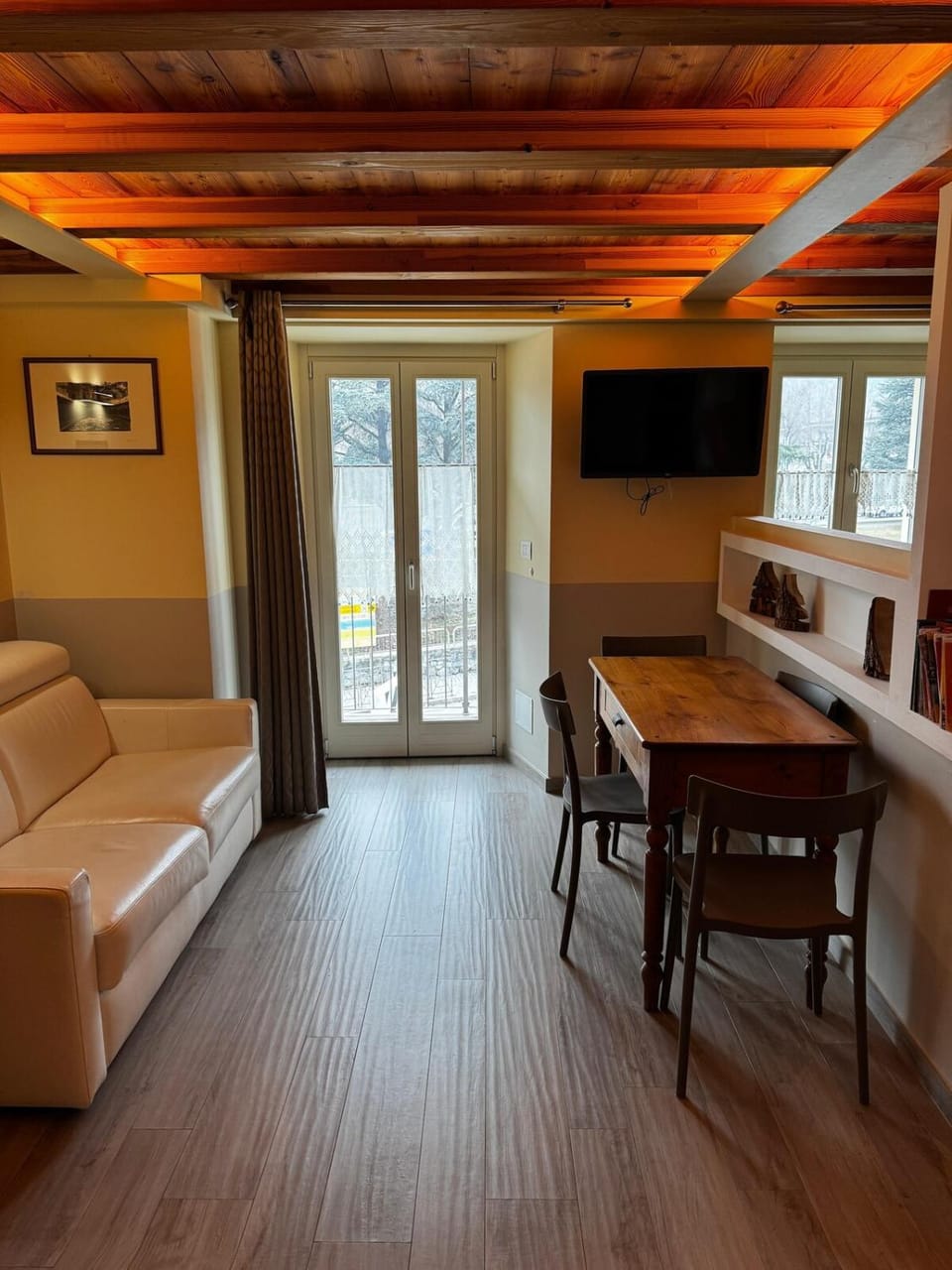 Communal lounge/ TV room, TV and multimedia, Living room, Seating area, Dining area, Evening entertainment
