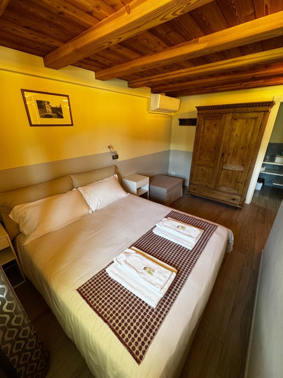 Bed, Bedroom, towels