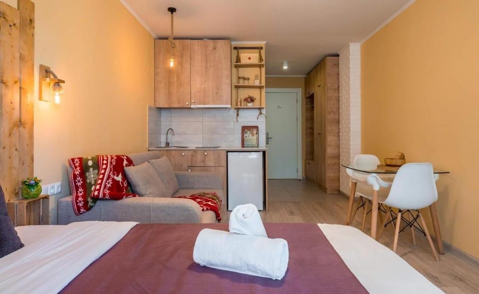 Bed, Kitchen or kitchenette, Photo of the whole room, Seating area, Dining area, towels, wardrobe