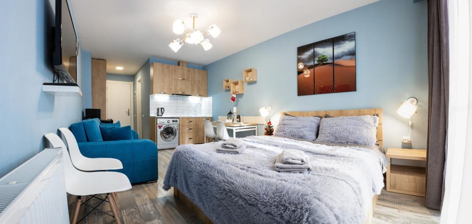 Bed, TV and multimedia, Kitchen or kitchenette, Photo of the whole room, Dining area, towels