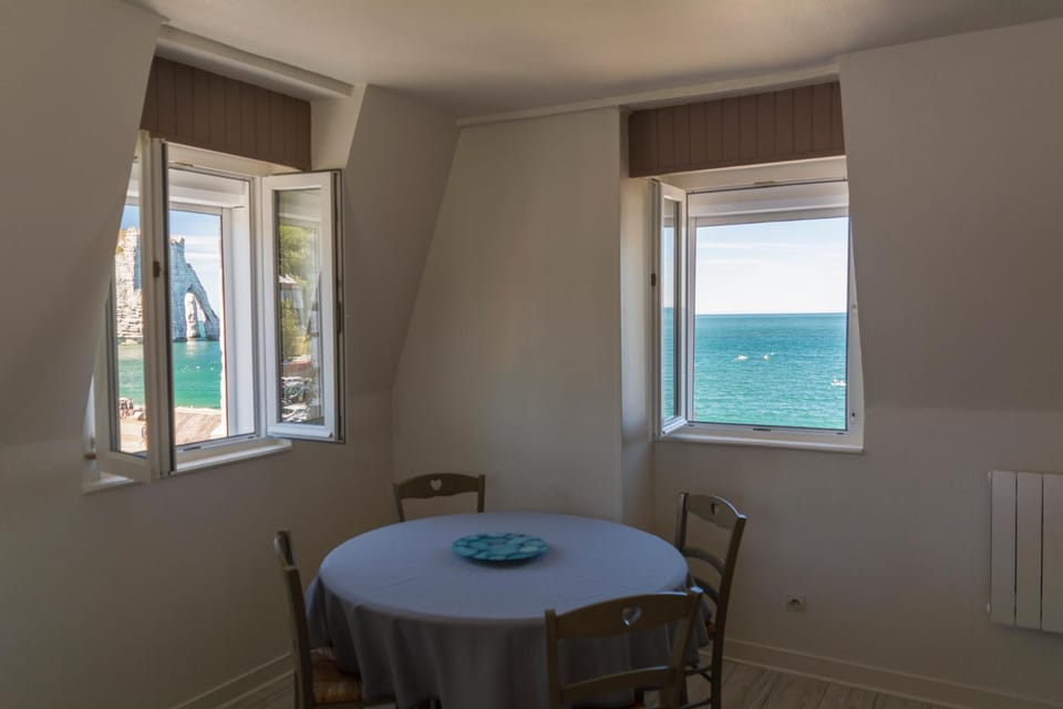 la belle vue le diamant des yeux mer et golf front mer Apartment in Étretat