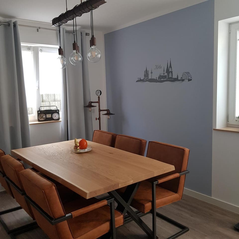 Photo of the whole room, Seating area, Dining area