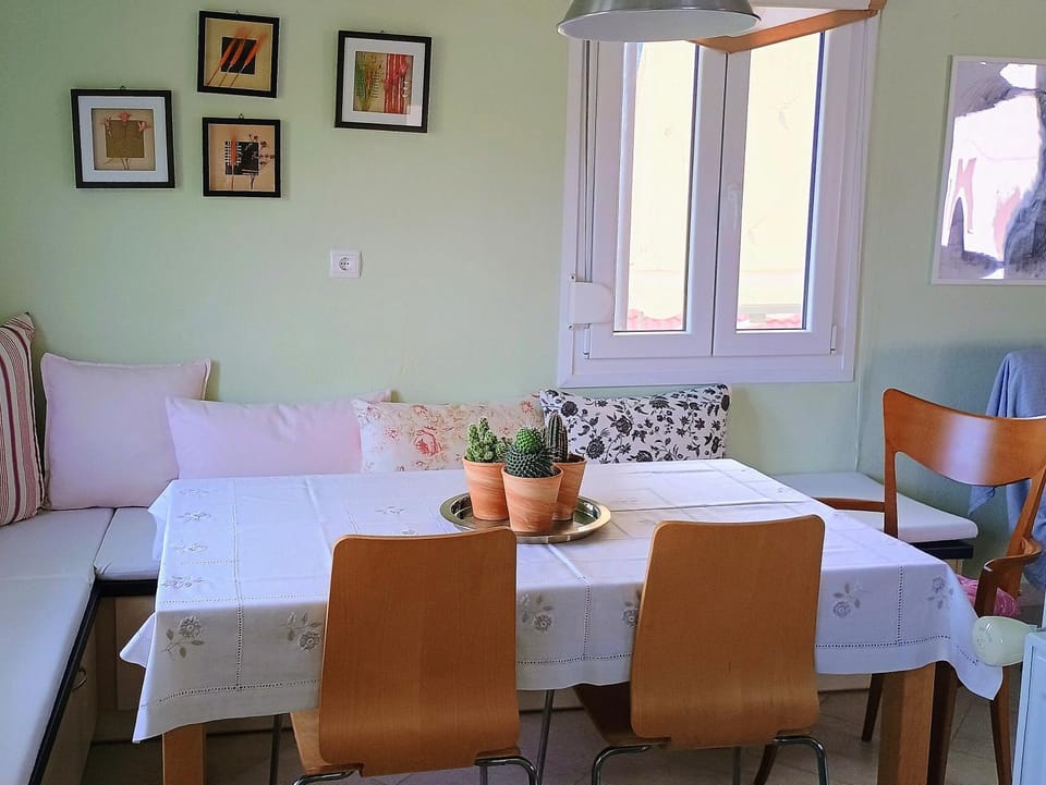 Seating area, Dining area