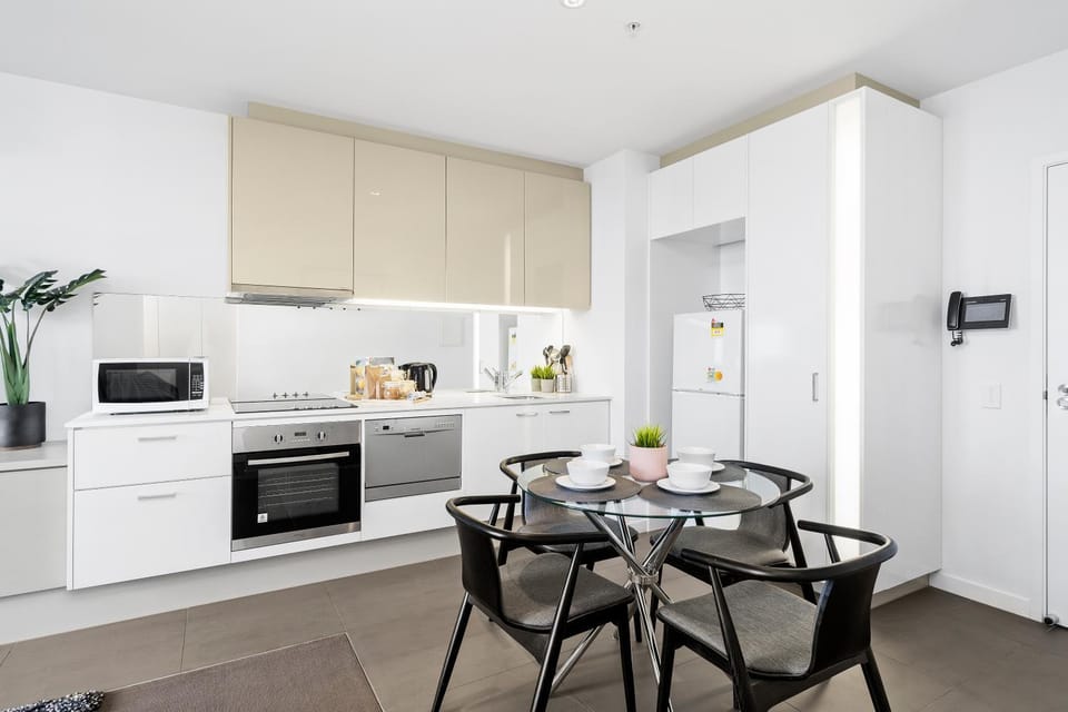 Kitchen or kitchenette, Dining area