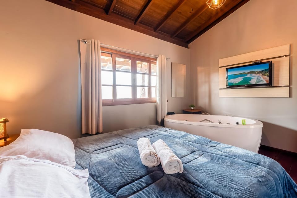Bed, TV and multimedia, Photo of the whole room, Bedroom, towels