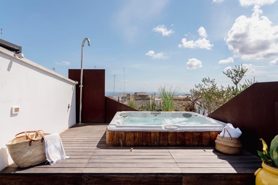 Patio, Day, Natural landscape, Hot Tub, Hot Tub, Swimming pool