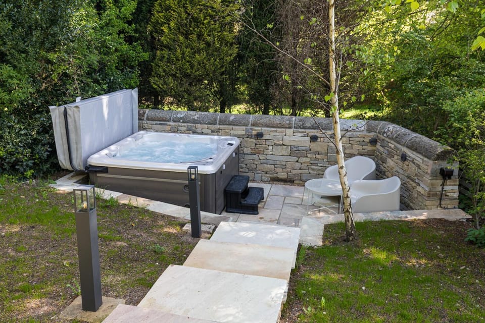 Garden, Hot Tub
