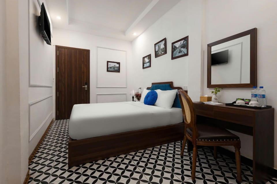 Photo of the whole room, Bedroom