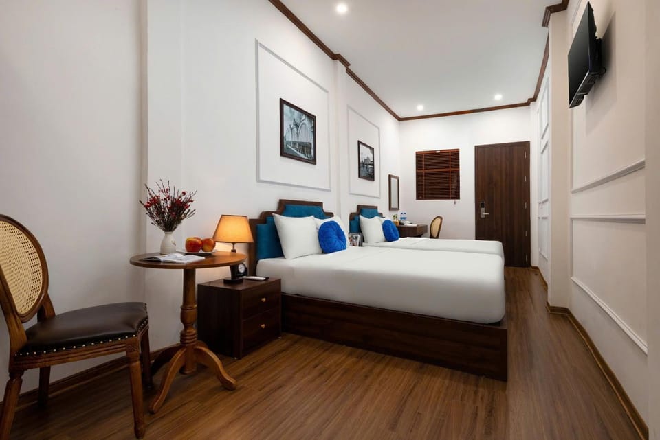Photo of the whole room, Bedroom
