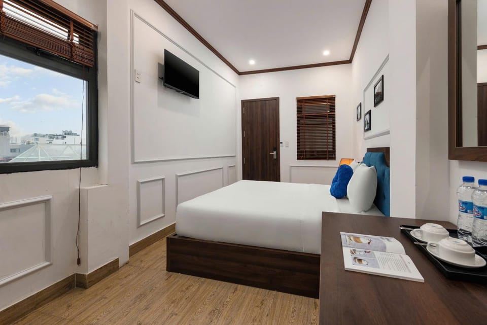 Photo of the whole room, Bedroom