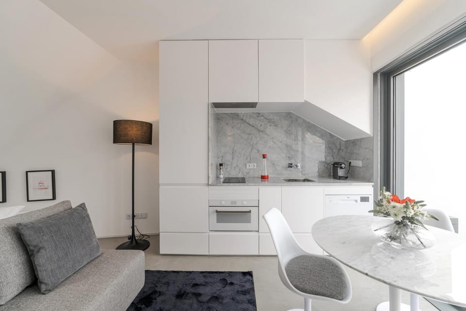 Spring, Day, Kitchen or kitchenette, Living room, Decorative detail, Decorative detail, Seating area, Dining area, Communal kitchen, On site, City view, Landmark view, Street view