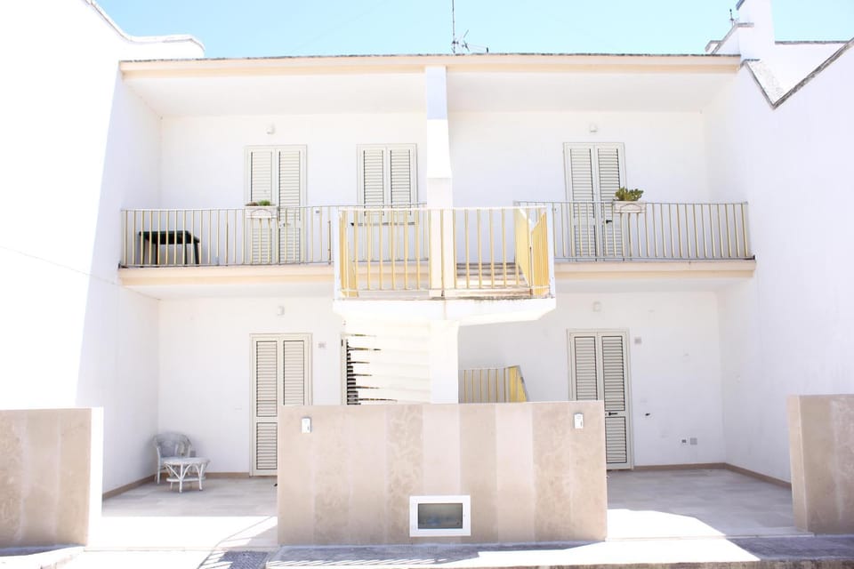 Property building, Day, Balcony/Terrace