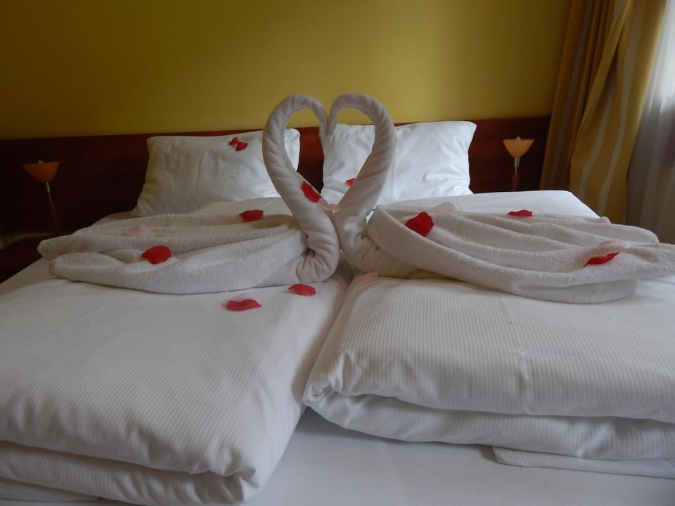 Photo of the whole room, Bedroom, towels