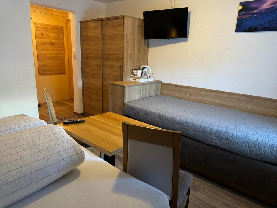 Bed, TV and multimedia, Photo of the whole room, Seating area, Dining area