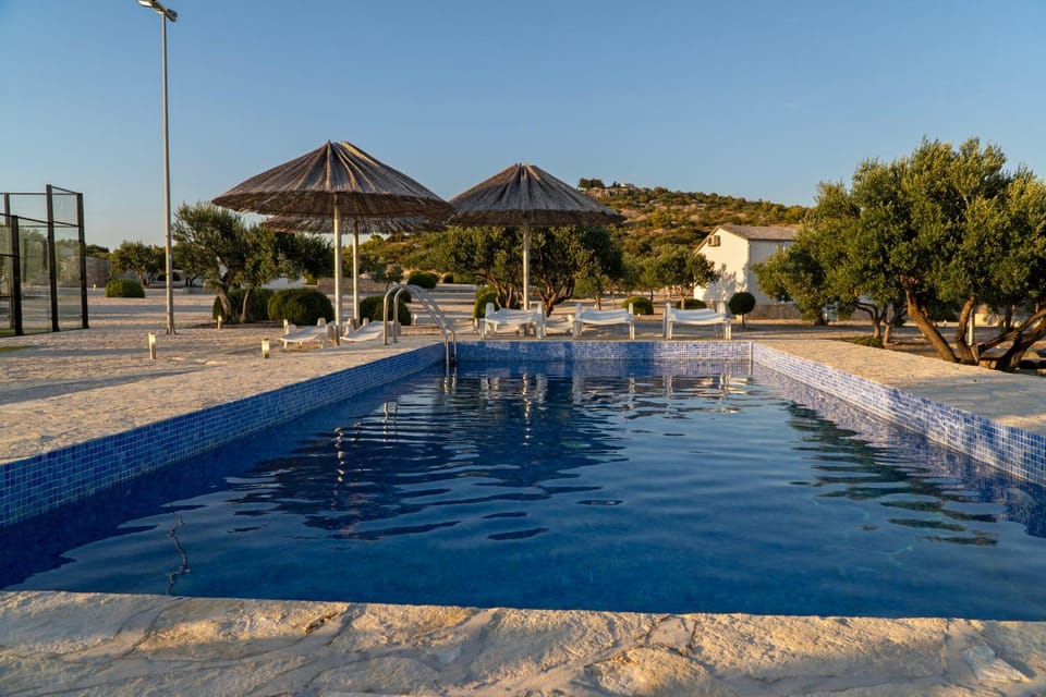 Day, Natural landscape, Pool view, Swimming pool, sunbed
