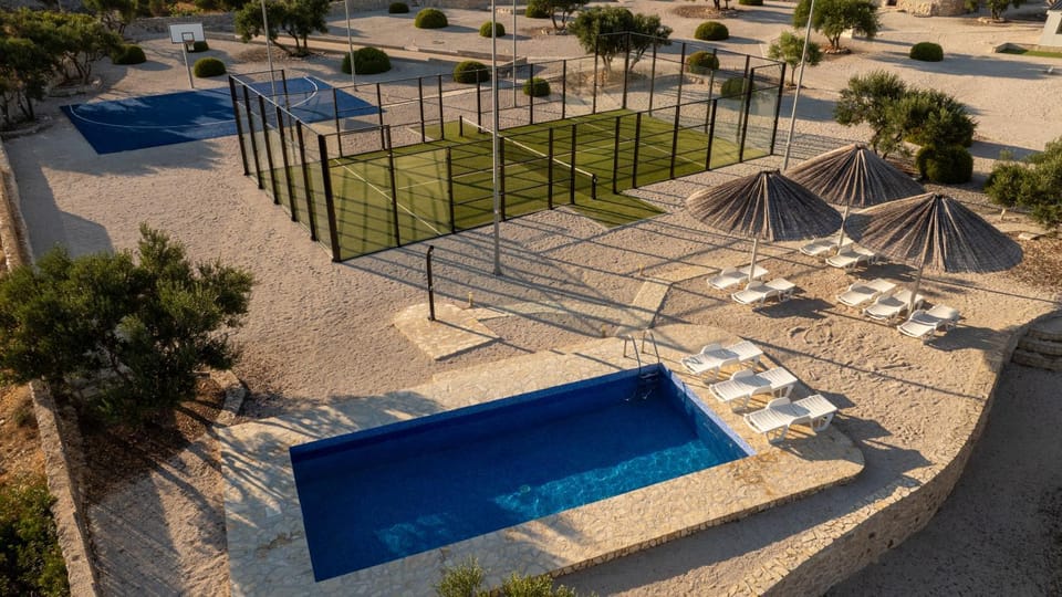 Day, Swimming pool, sunbed