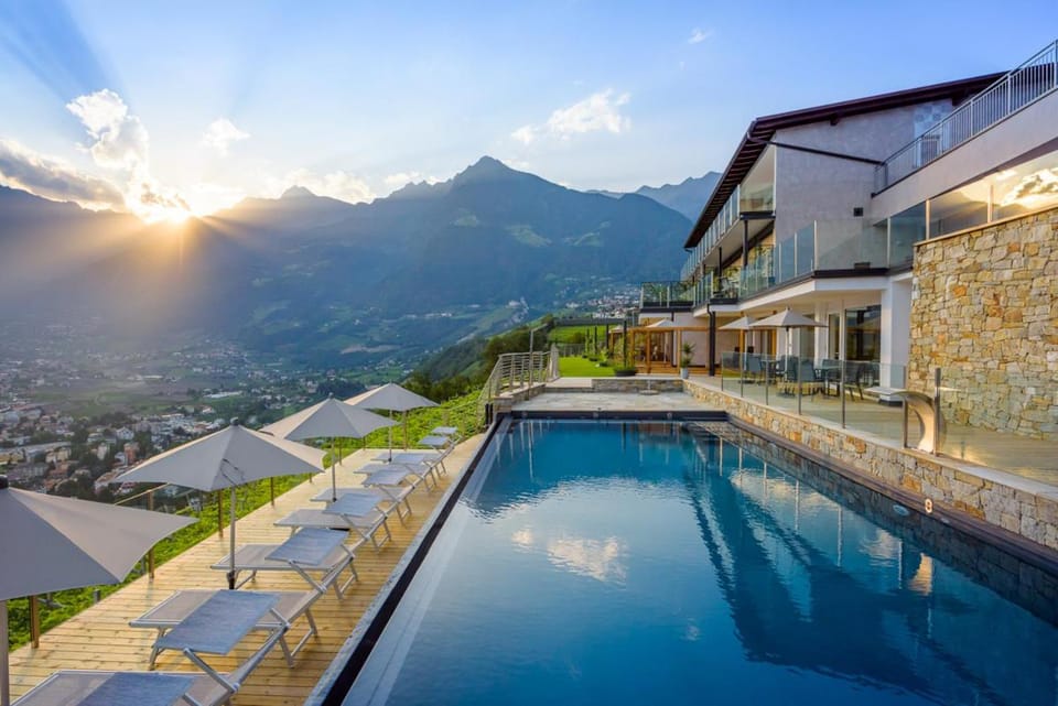 Property building, Natural landscape, Mountain view, Pool view, Swimming pool, sunbed