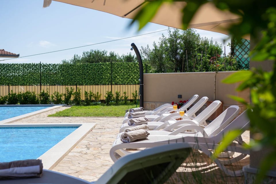 Swimming pool, sunbed