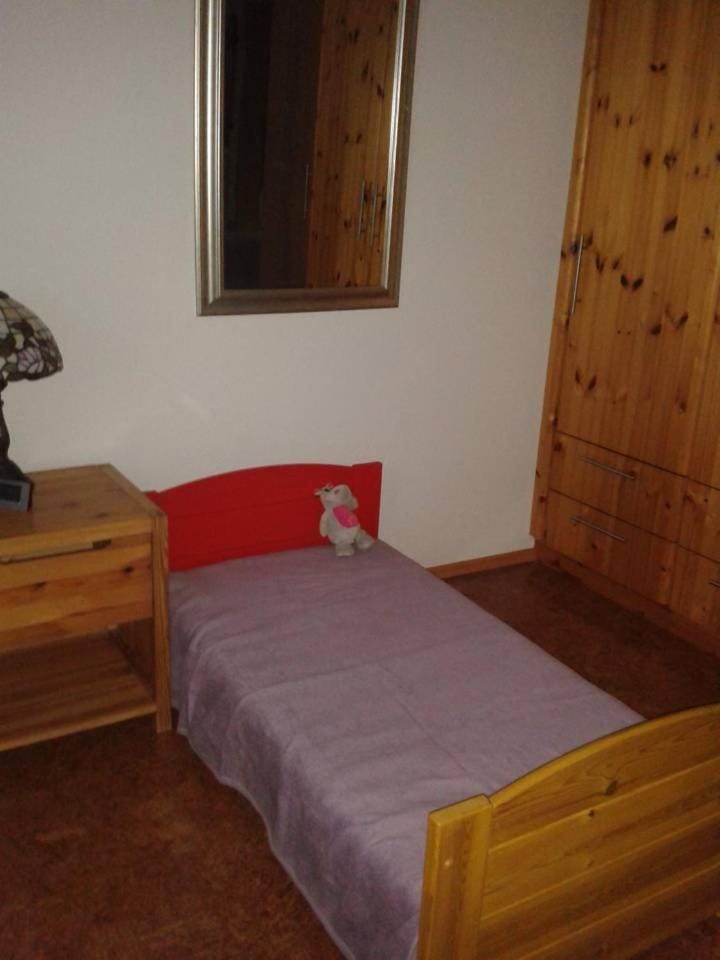 Bedroom, cot