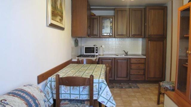 Kitchen or kitchenette, Dining area, dishwasher, minibar, stove