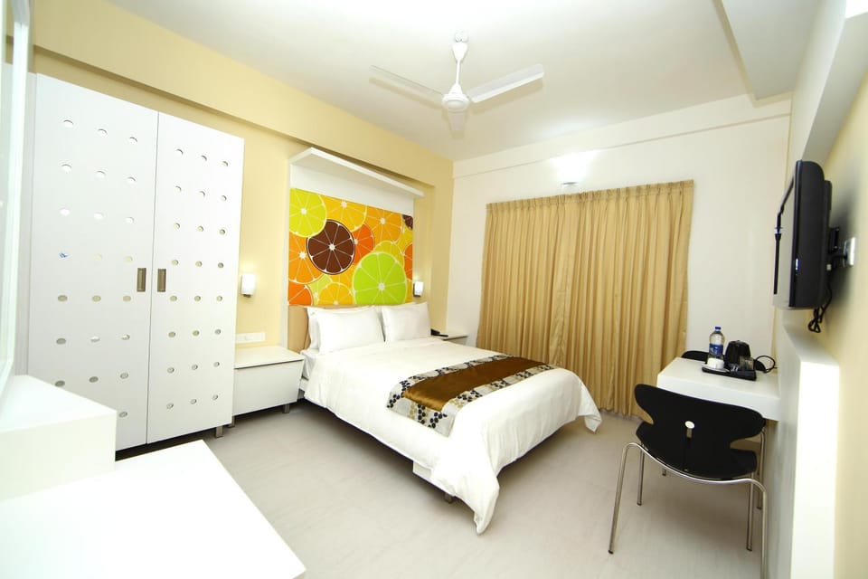 Bed, Photo of the whole room, Bedroom, City view, cot