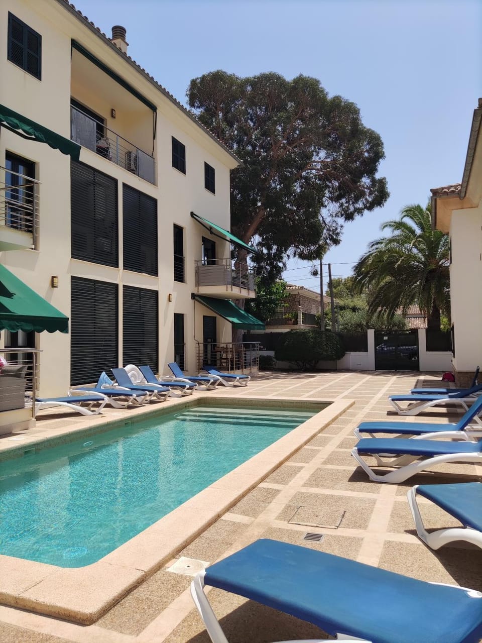 Swimming pool, sunbed