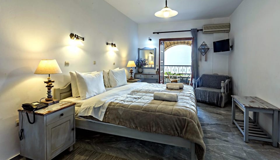 Bed, TV and multimedia, Photo of the whole room, Bedroom, towels