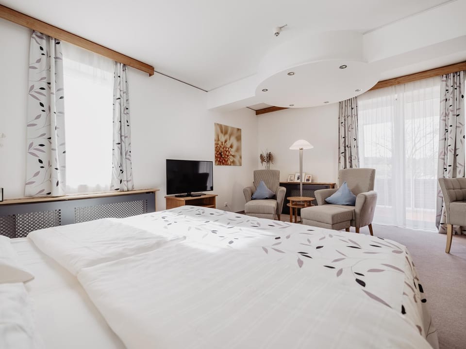 Bed, TV and multimedia, Photo of the whole room, Seating area, Bedroom