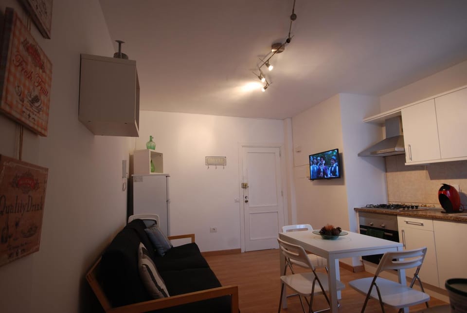 Kitchen or kitchenette, Living room, Seating area, Dining area