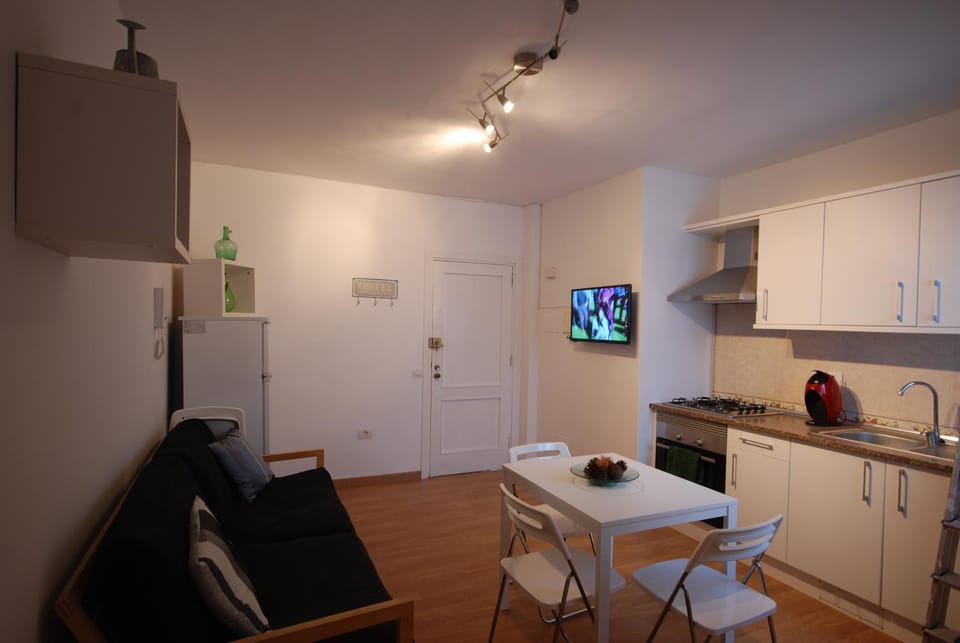 Kitchen or kitchenette, Living room, Seating area, Dining area