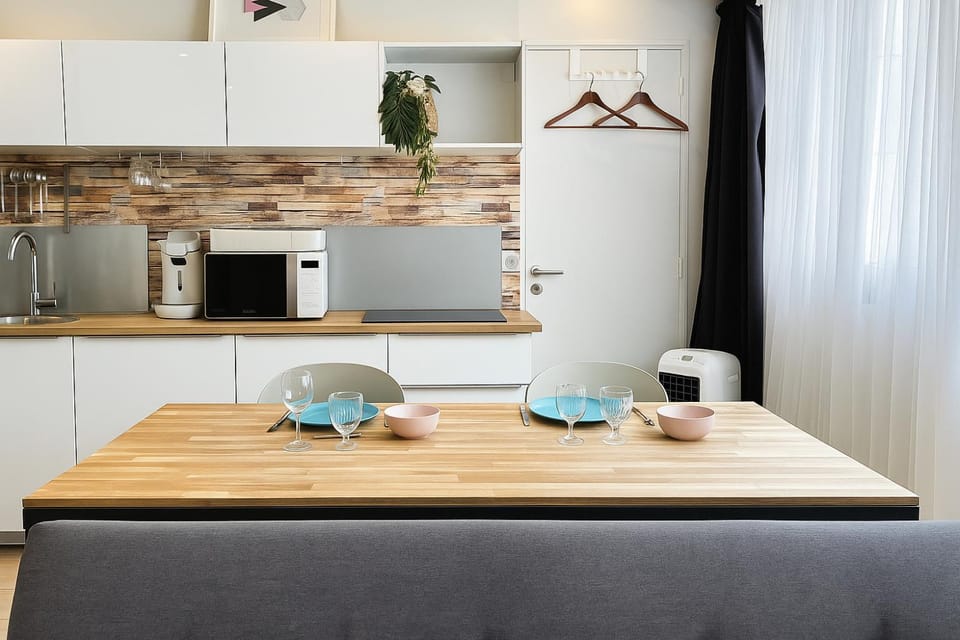 Coffee/tea facilities, Seating area, Dining area, microwave, stove, toaster, kitchen