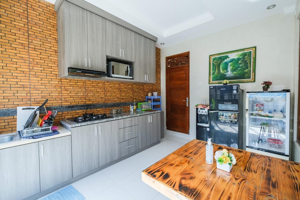 Kitchen or kitchenette, minibar, stove