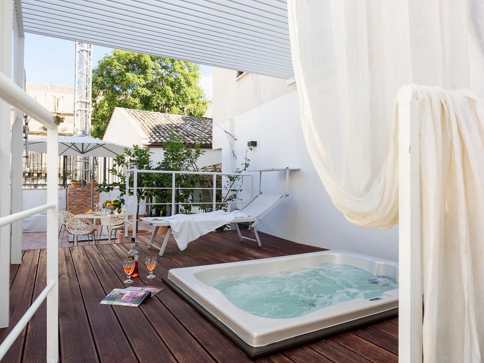 Hot Tub, Hot Tub, Solarium, Balcony/Terrace, Area and facilities, Internal: Not applicable to any particular room