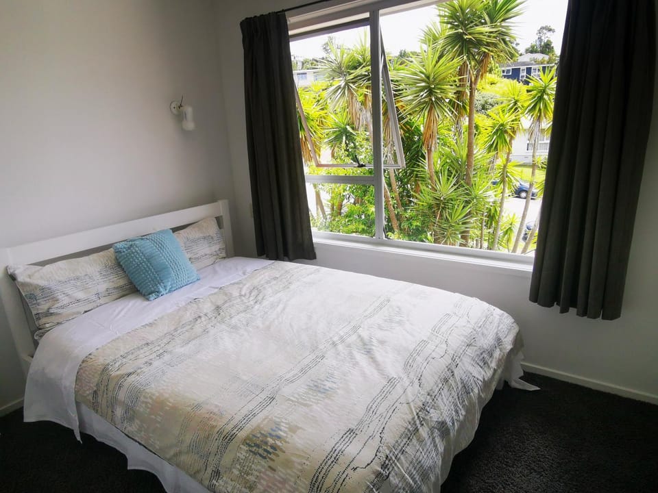 Sunshine hillcrest home Vacation rental in Auckland