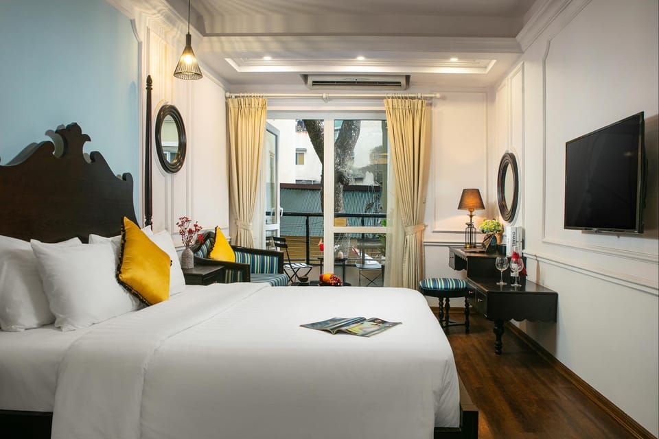 Communal lounge/ TV room, Bed, TV and multimedia, Living room, Photo of the whole room, Seating area, Bedroom, hair dresser, air conditioner