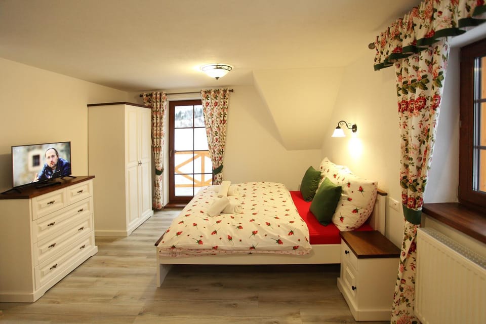 TV and multimedia, Photo of the whole room, Bedroom