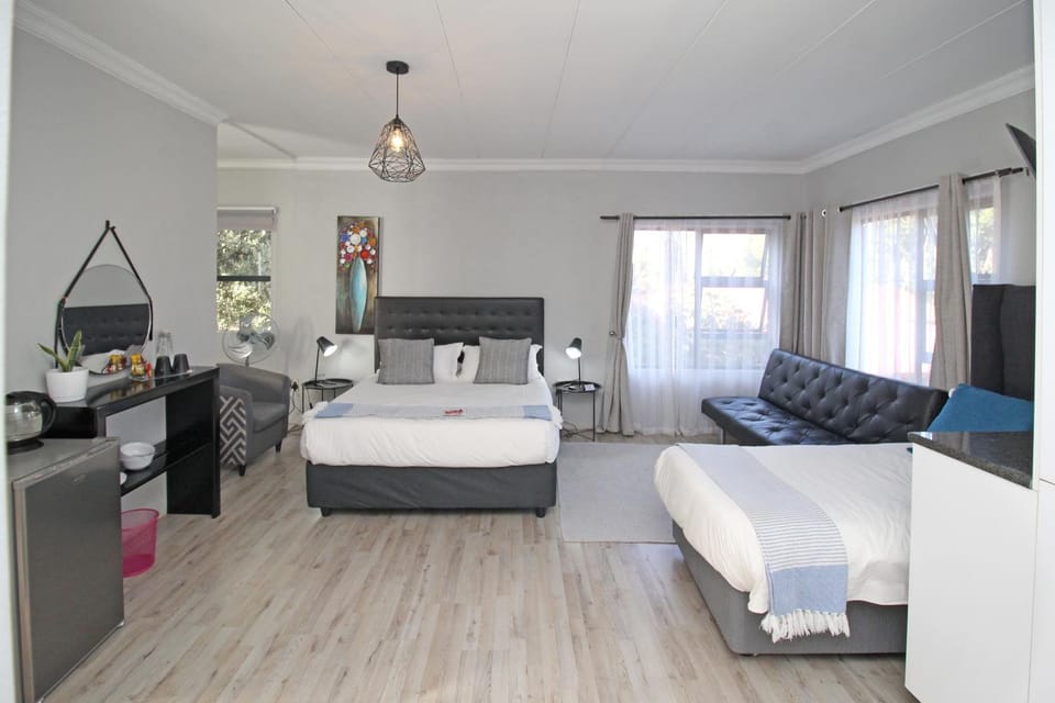 Bed, TV and multimedia, Photo of the whole room, Seating area, Bedroom
