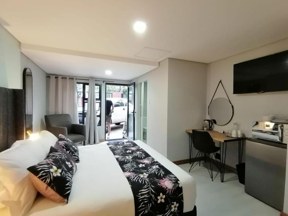 Bed, TV and multimedia, Kitchen or kitchenette, Photo of the whole room, Seating area, Bedroom, minibar, towels
