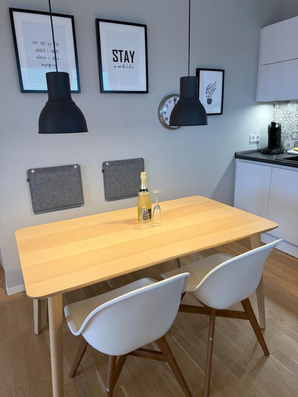 Kitchen or kitchenette, Dining area