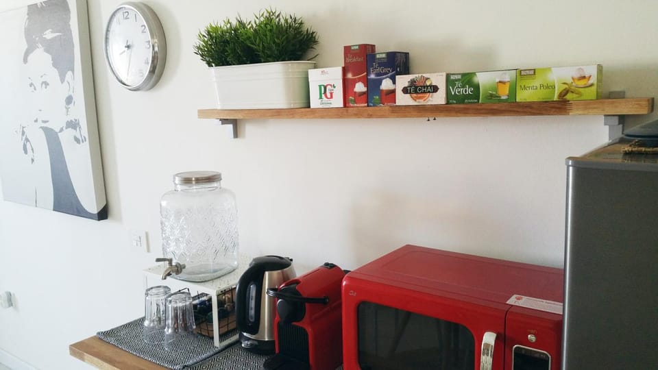 Food close-up, Coffee/tea facilities, Kitchen or kitchenette, Living room, Other, Photo of the whole room, Decorative detail, Seating area, Dining area, Food, Area and facilities, Drinks