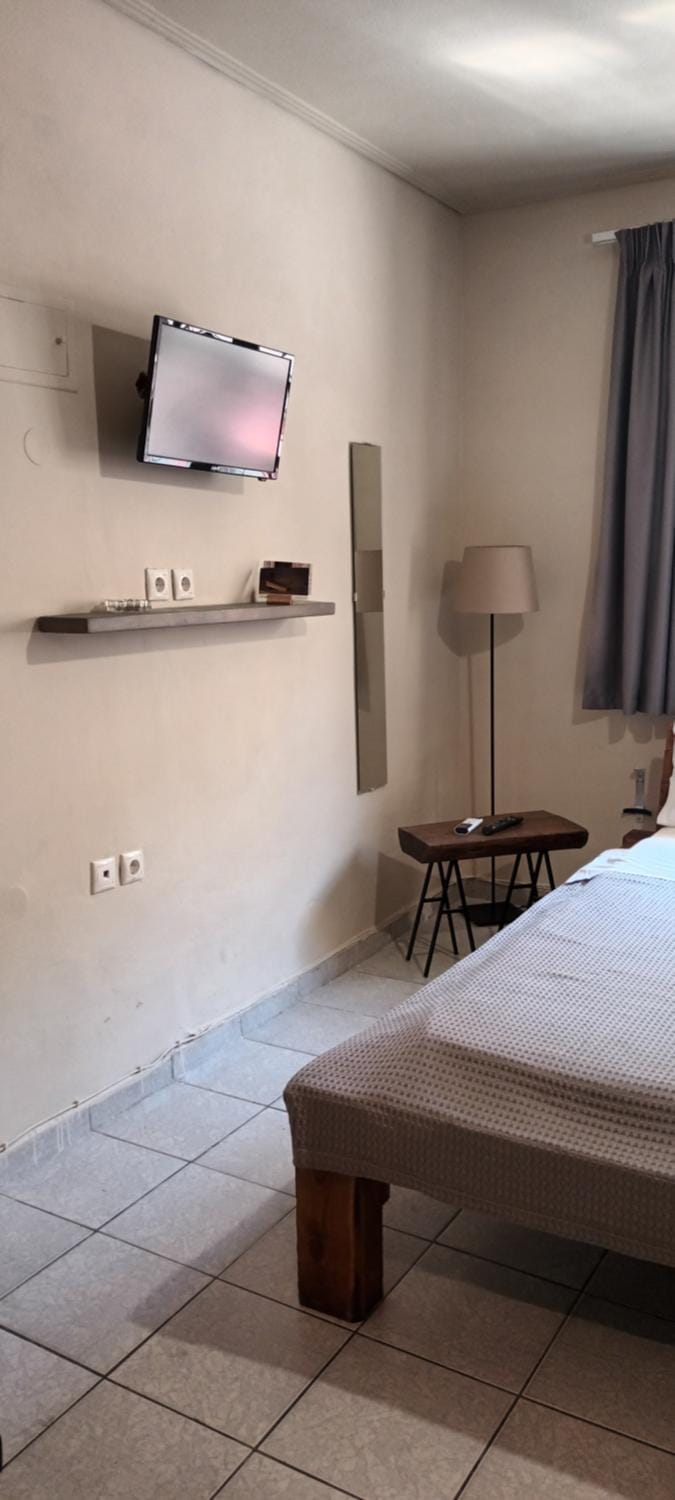 Bed, TV and multimedia, Bedroom